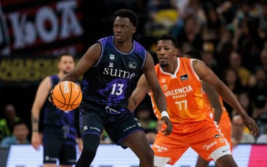 Bassala Bagayoko protege el balón ante la defensa de Yankuba Sima