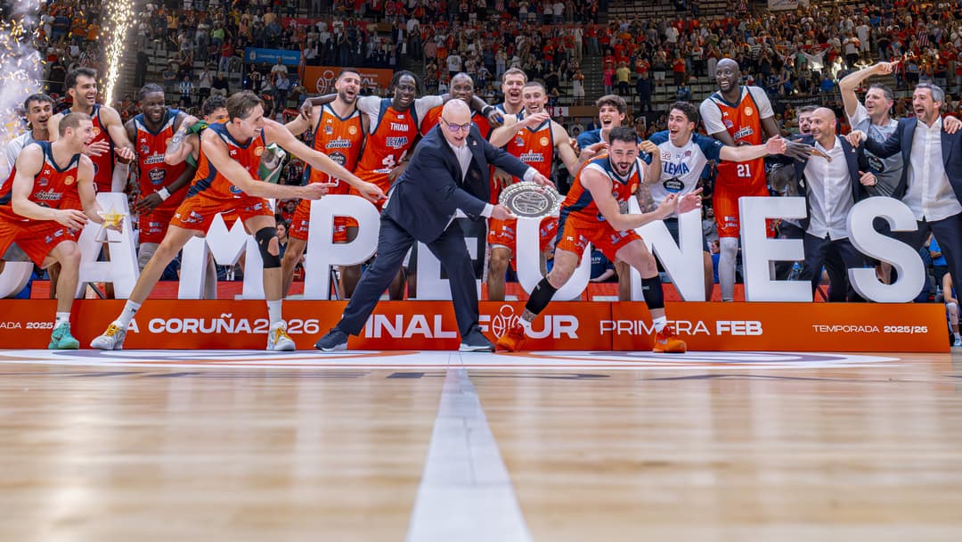 Basket Coruña levantando el trofeo de la F4