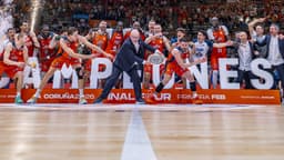 Basket Coruña levantando el trofeo de la F4