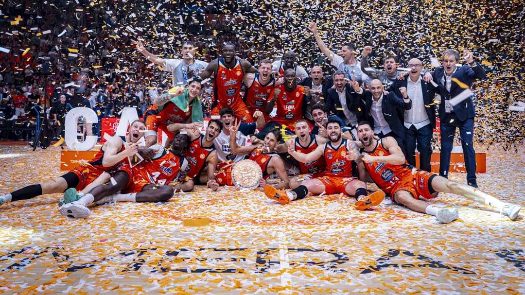 Leyma Coruña celebra tras vencer en la Final Four de Primera FEB