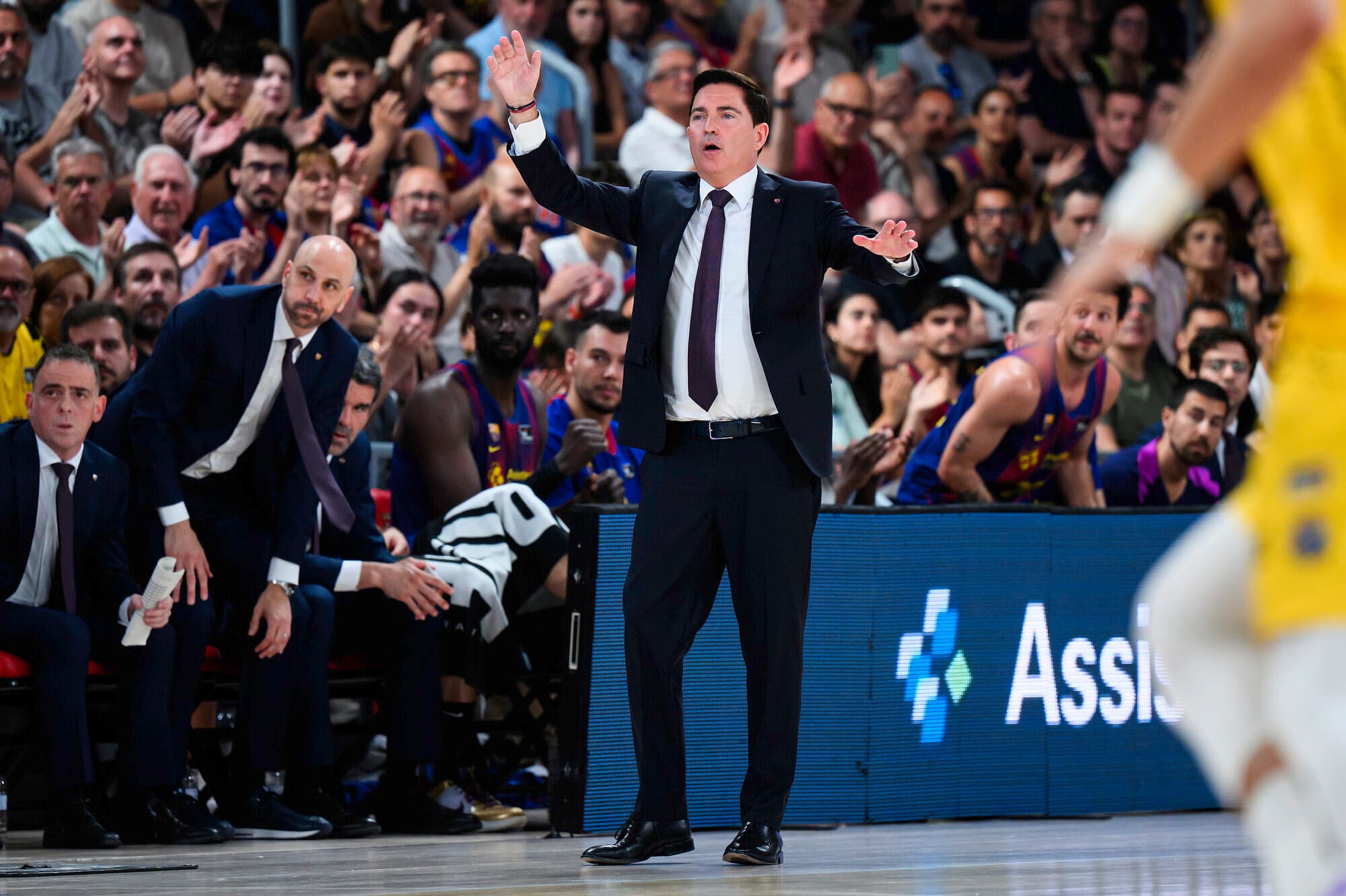 Xavi Pascual da instrucciones desde la banda