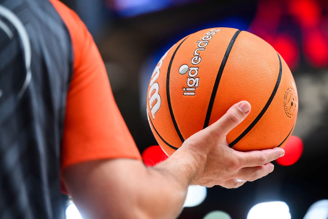 El árbitro sujeta el balón