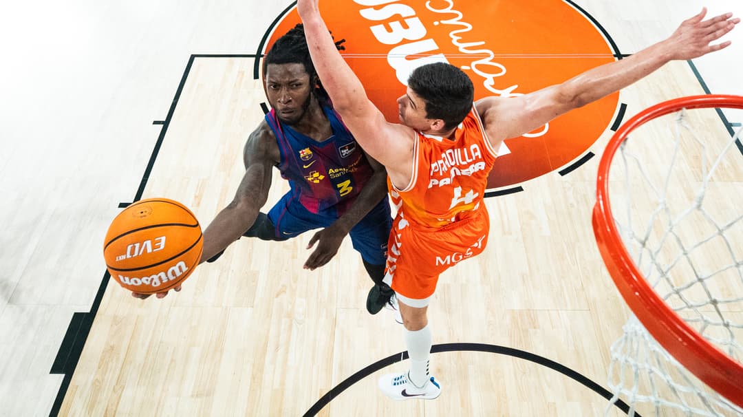 Clyburn lanza un tiro acrobático
