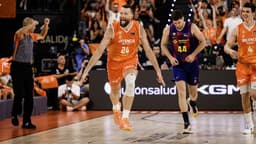 Costello celebra un triple
