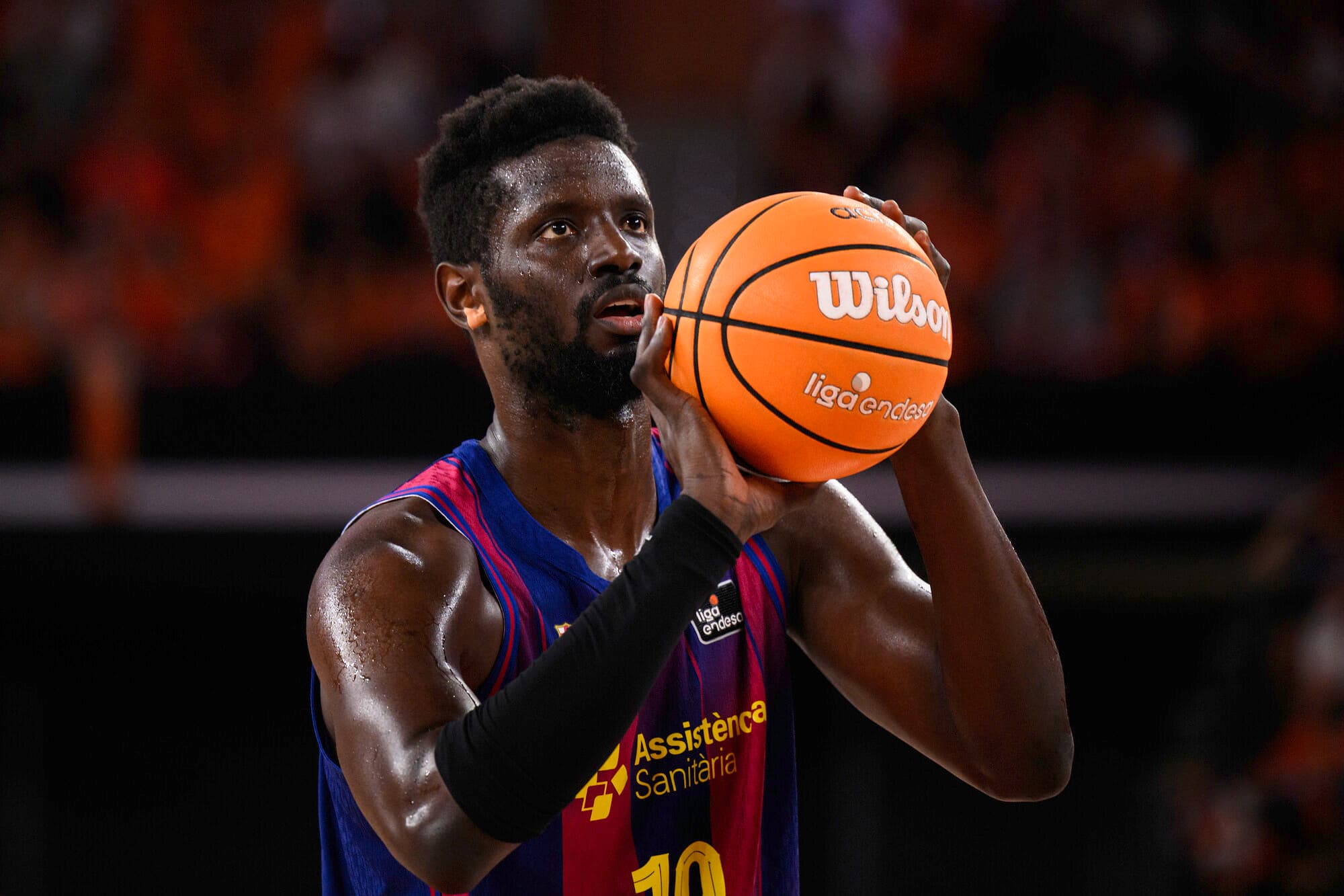 Youssoupha Fall lanza un tiro libre