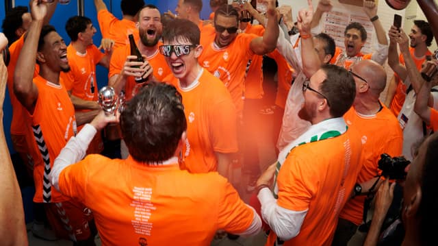 Fiesta 'taronja' en el Palau Blaugrana para celebrar la segunda Liga del Valencia Basket