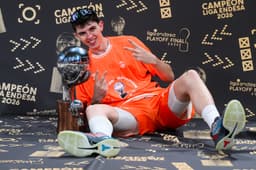 Sergio de Larrea con el trofeo de campeón