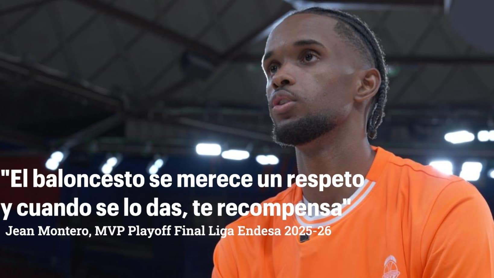 Jean Montero hablando para los micrófonos de la acb