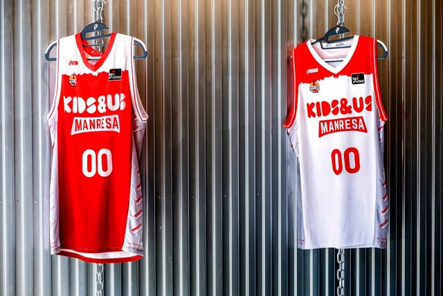 Kids & Us Manresa presenta su nueva equipación de la mano de Turion