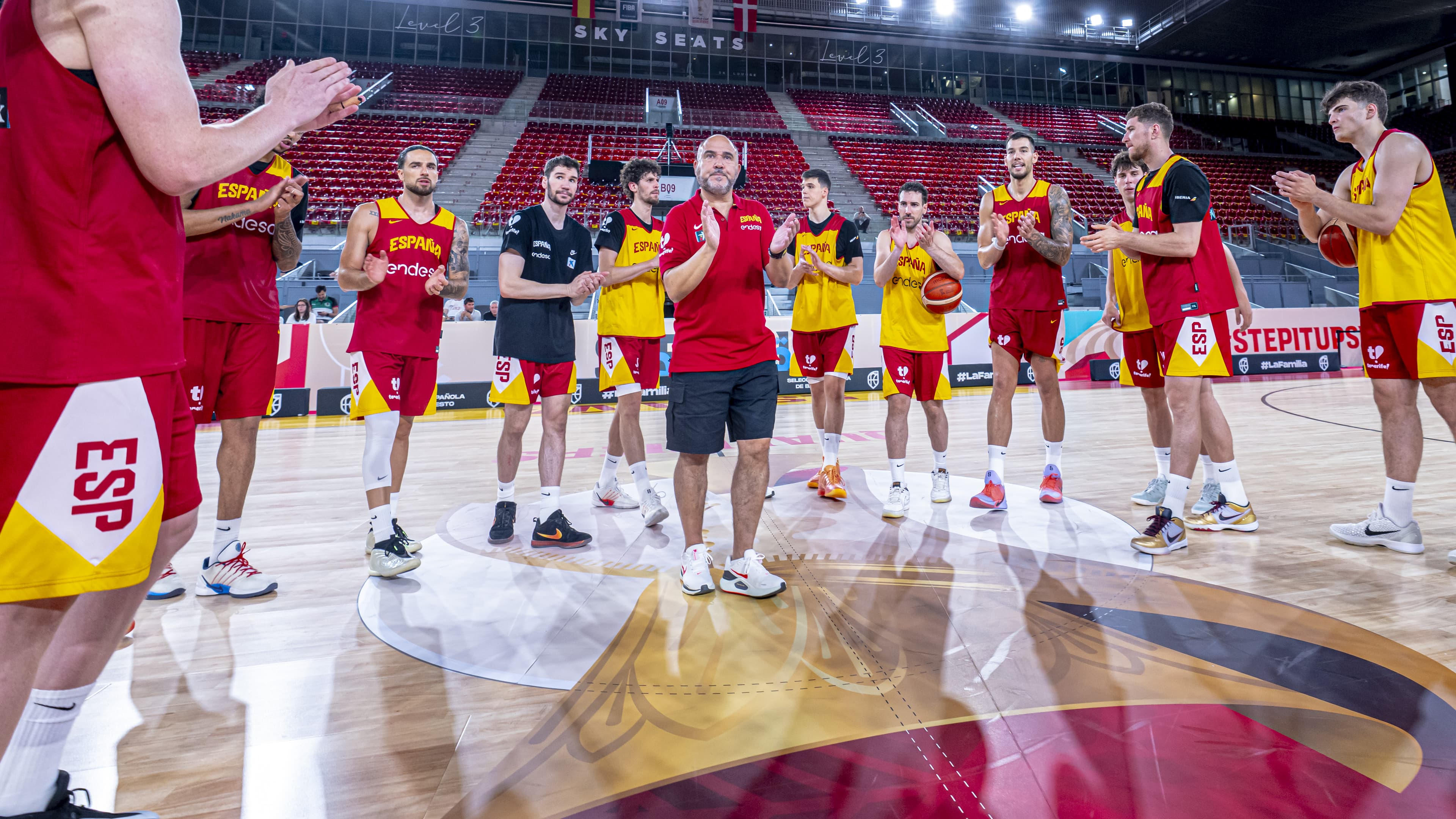 La Selección aplaude tras el entrenamiento
