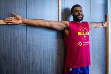 Josh Nebo pasando reconocimiento médico con el Barça