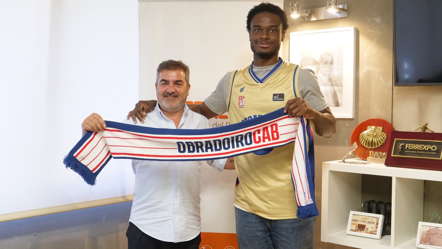 Caleb Agada, presentado con el Monbus Obradoiro