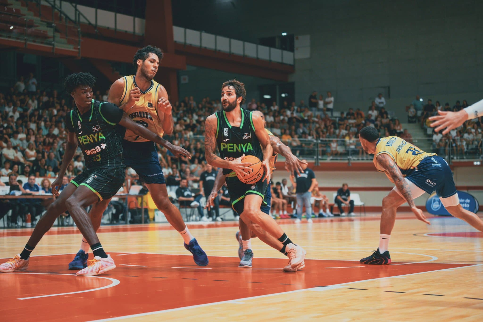 Ricky Rubio entrando a canasta