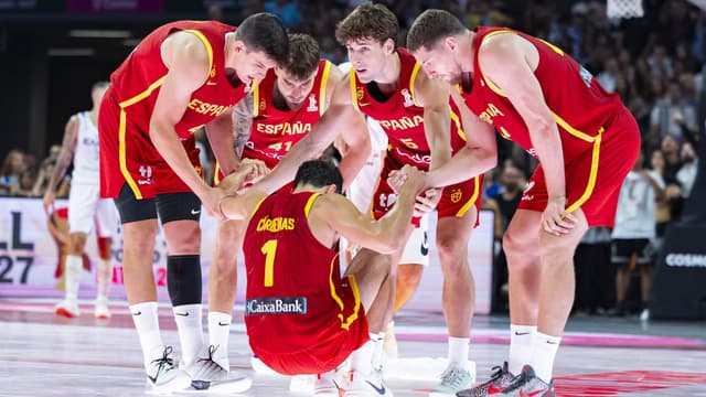 España muere en la orilla ante Grecia y se complica el camino al Mundial
