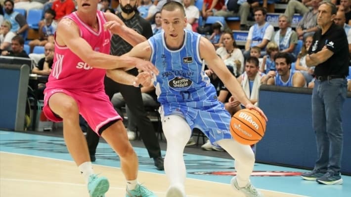 Aranitovic ataca el aro en el encuentro de pretemporada ante Mega Basket