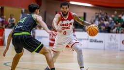 Timmy Allen ataca el aro ante la defensa de Diego Niebla