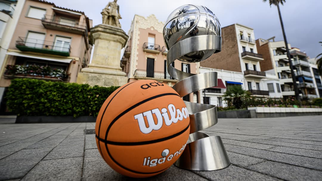 El trofeo de Supercopa Endesa en el paseo marítimo de Badalona