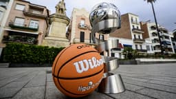 El trofeo de Supercopa Endesa en el paseo marítimo de Badalona