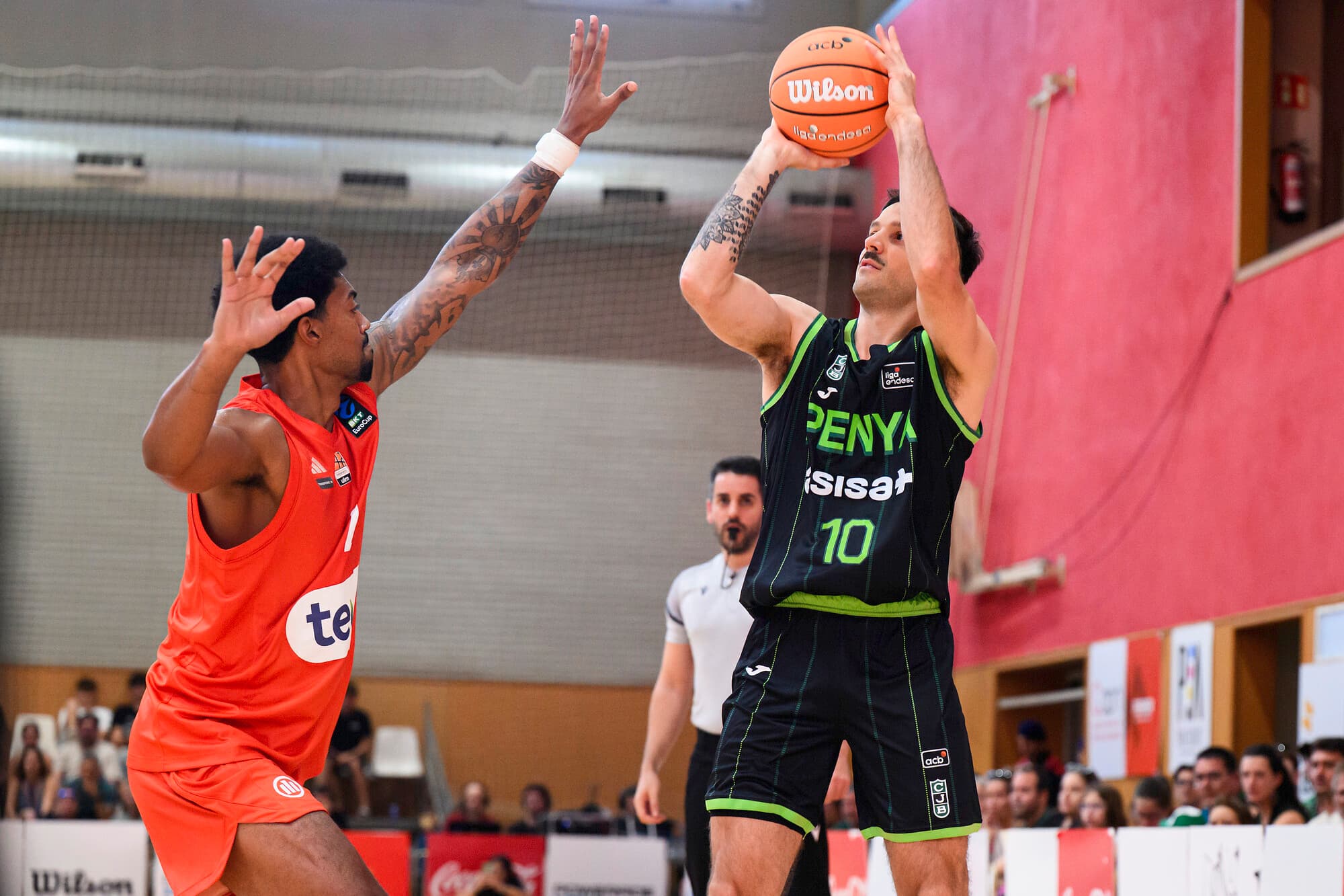 Nico Laprovittola tirando un triple