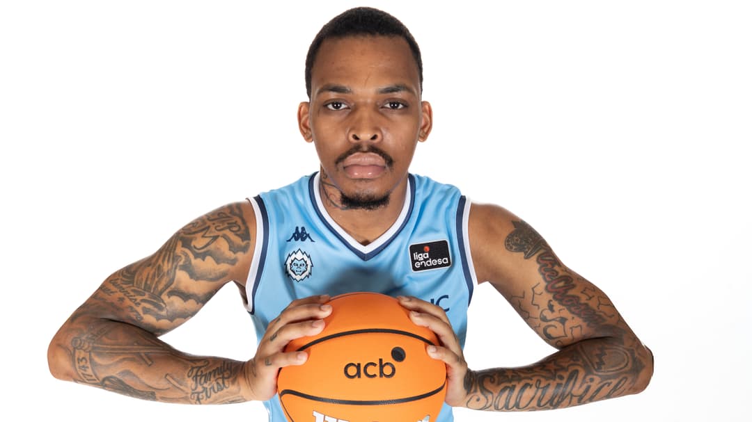 James Akinjo, presentación inmejorable.