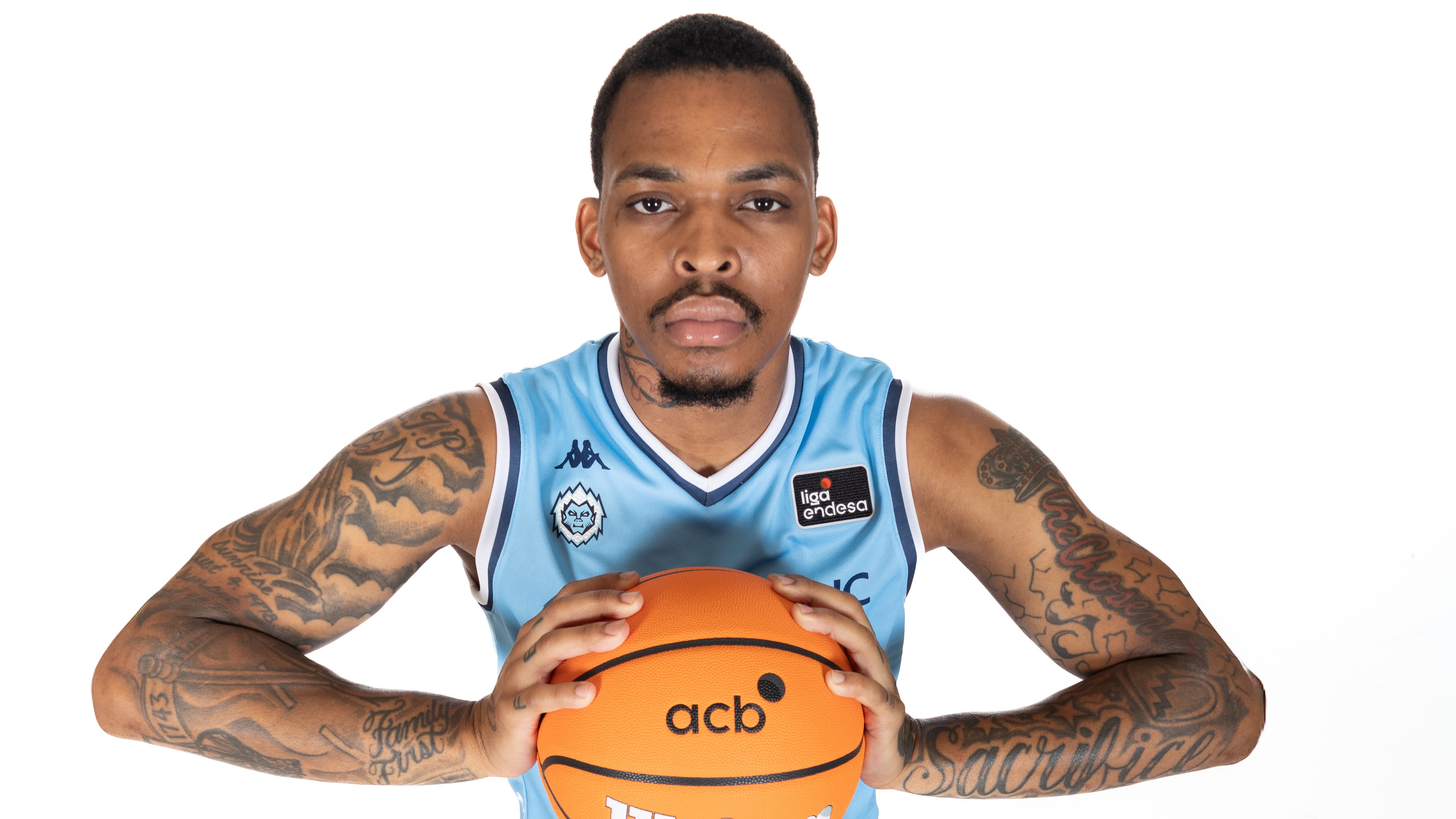 James Akinjo, presentación inmejorable.
