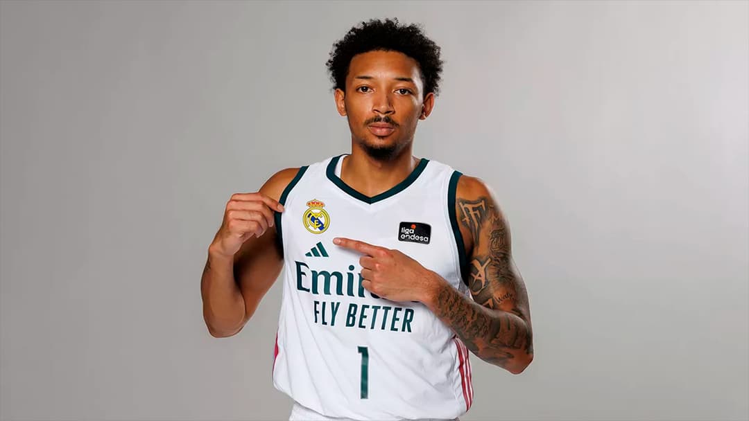 Nick Smith Jr. posa con la camiseta del Real Madrid