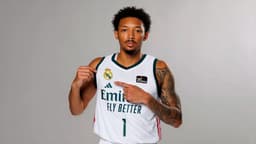 Nick Smith Jr. posa con la camiseta del Real Madrid