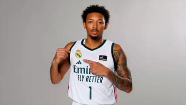 Nick Smith Jr. posa con la camiseta del Real Madrid