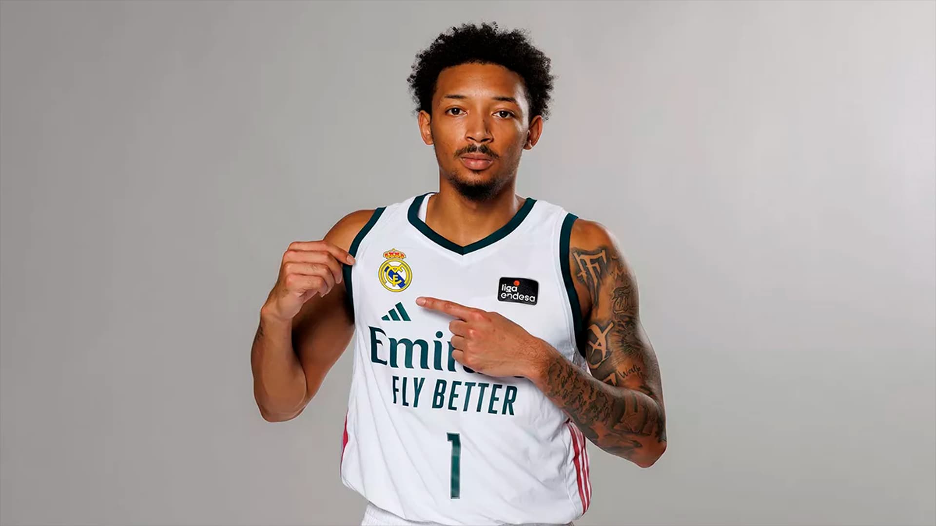 Nick Smith Jr. posa con la camiseta del Real Madrid
