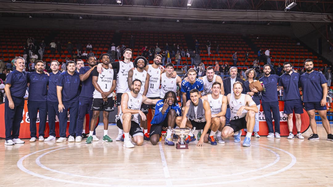 Recoletas Salud SP Burgos posa con el trofeo de campeón de la Copa Castilla y León