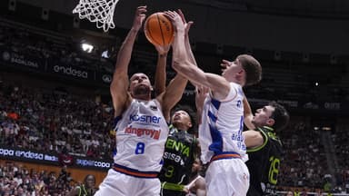 Joskimovic pelea el rebote entre una maraña de brazos.