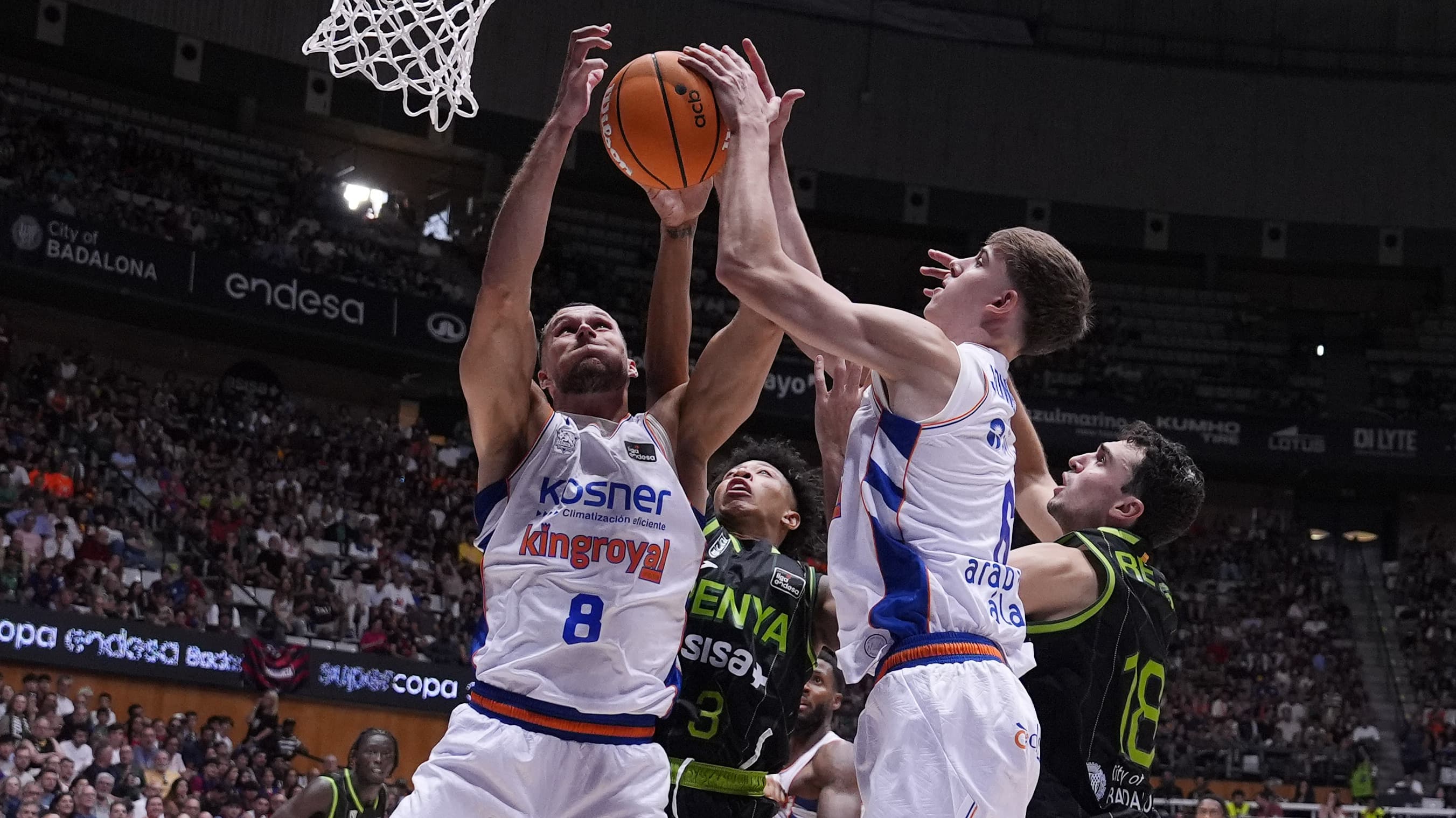 Joskimovic pelea el rebote entre una maraña de brazos.