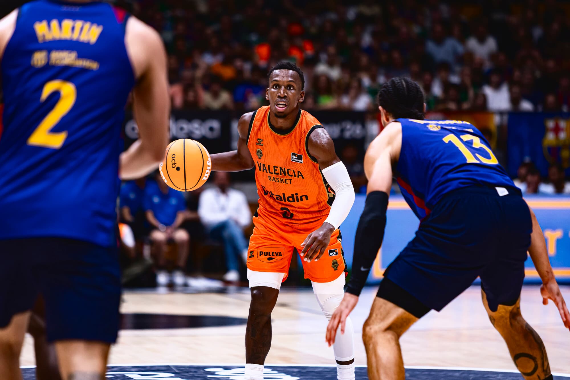 TJ Shorts controla el balón en las semis de Supercopa Endesa 2026