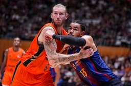 Osetkowski y Nkamhoua pugnan por el rebote