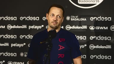 Aleksander Sekulic dirigiendo una jugada del Barça desde el banquillo