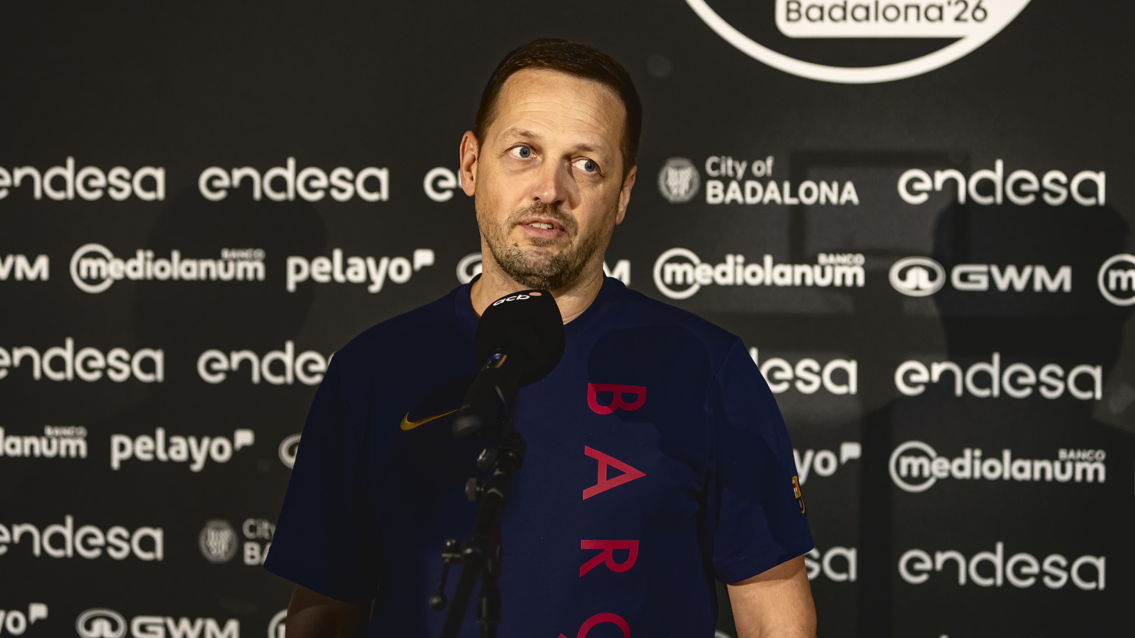 Aleksander Sekulic dirigiendo una jugada del Barça desde el banquillo