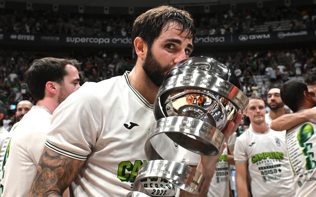 Ricky Rubio besa el trofeo de campeón de la Supercopa Endesa 2026