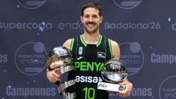 Nico Laprovittola posa con sus trofeos