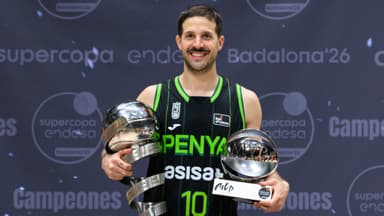 Nico Laprovittola posa con sus trofeos