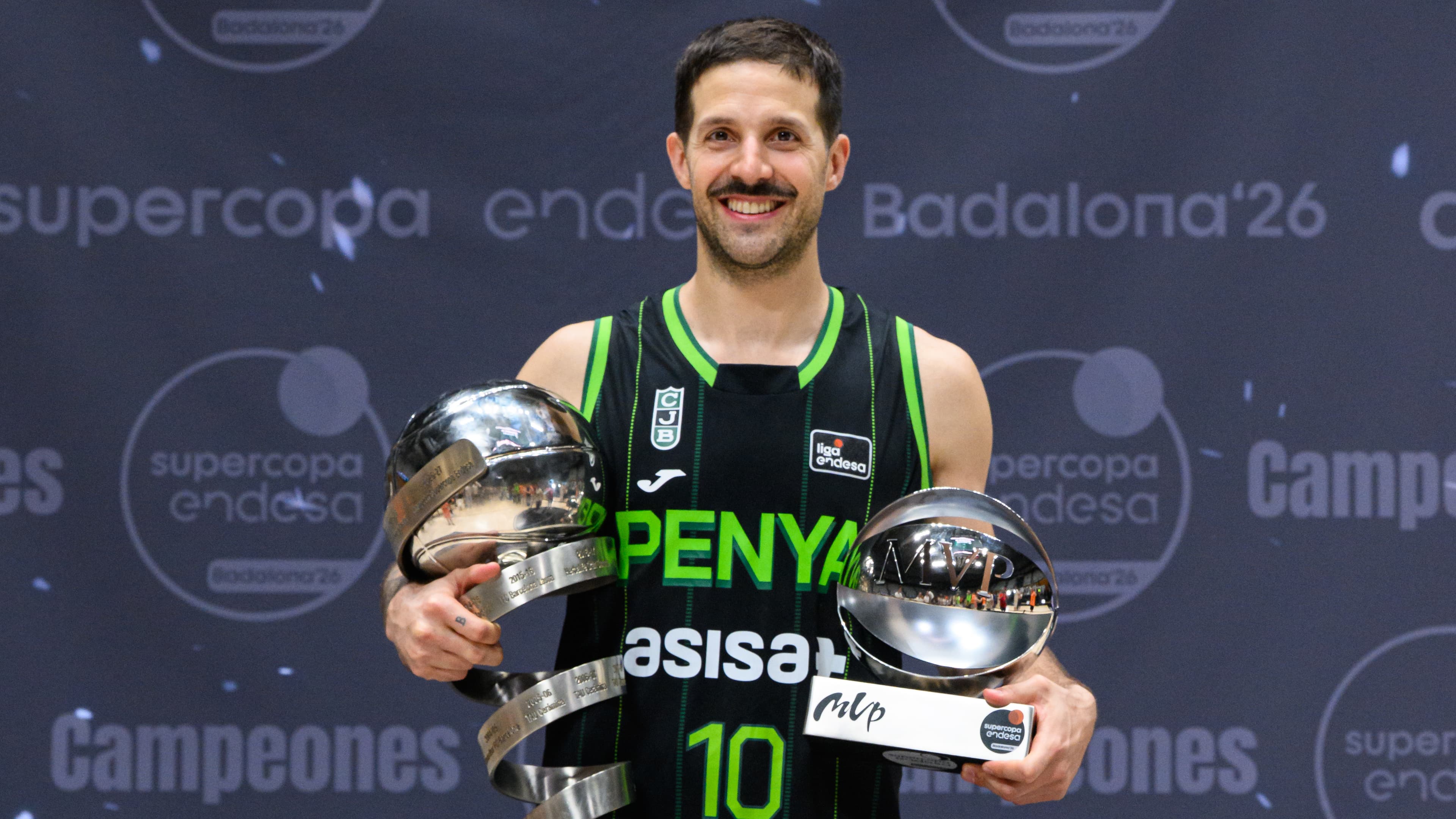 Nico Laprovittola posa con sus trofeos