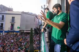 Ricky Rubio saluda desde el balón