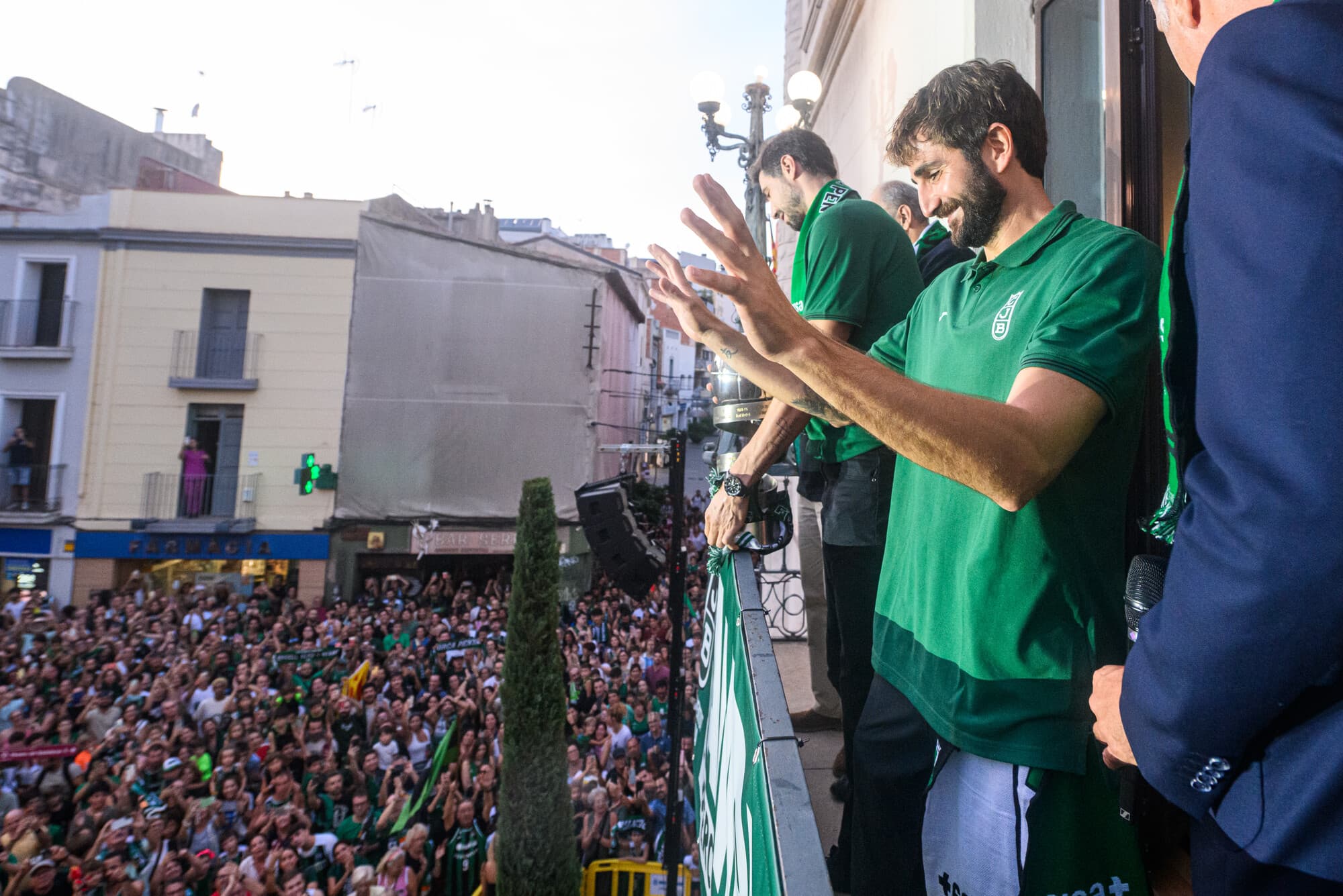 Ricky Rubio saluda desde el balón