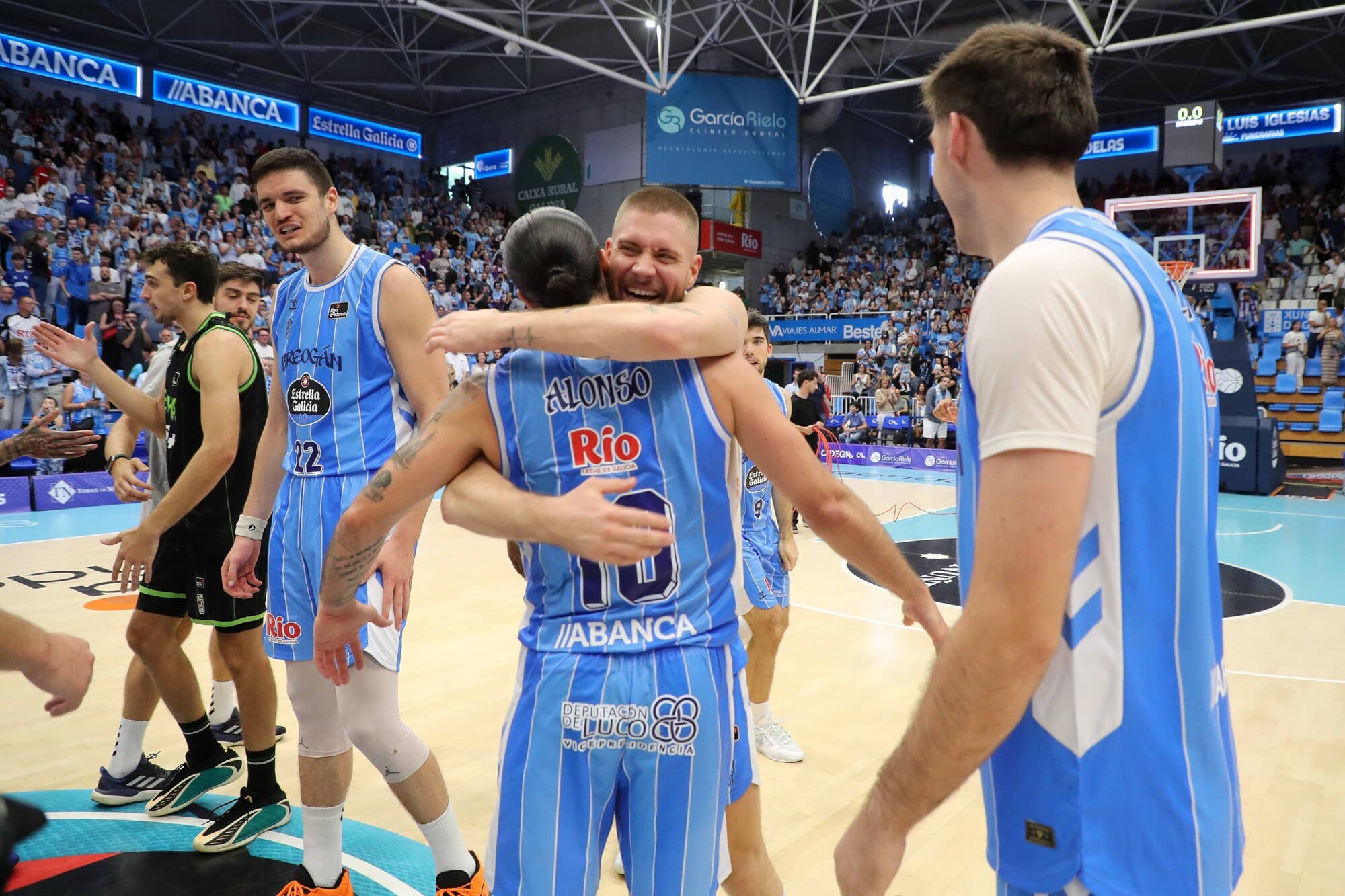 El Río Breogán celebra su épica victoria en la jornada inaugural