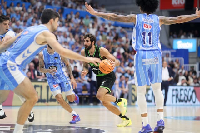 Ricky, doble-doble histórico y otro Top10 verdinegro