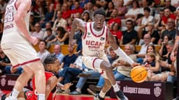 Souley Boum conduce el balón