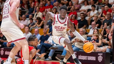 Souley Boum conduce el balón