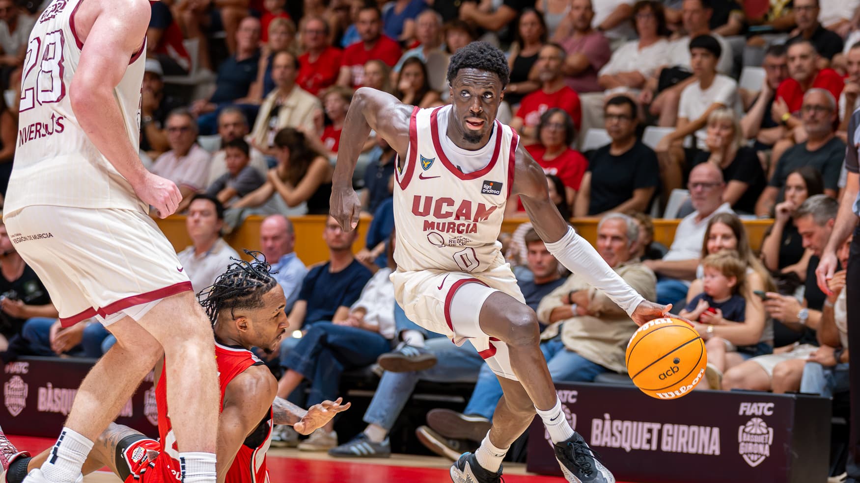 Souley Boum conduce el balón