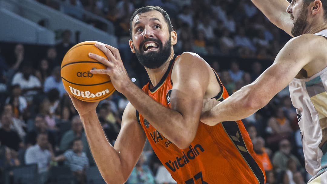 Nikola Mirotic tratando de lanzar a canasta