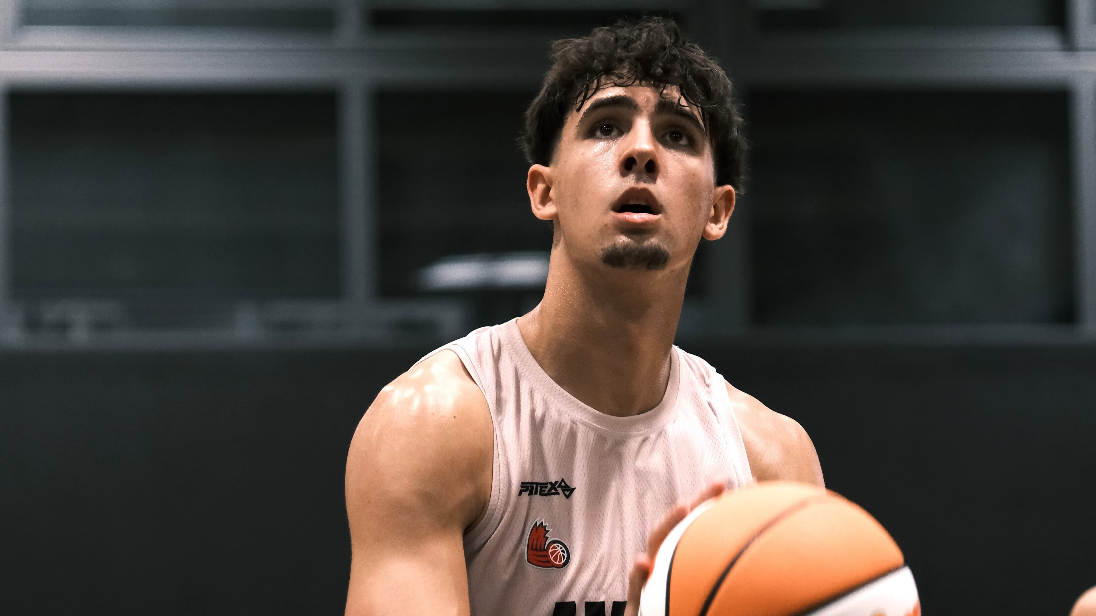 Pau Torrens se dispone a tirar un tiro libre