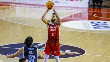 Timmy Allen lanza a canasta